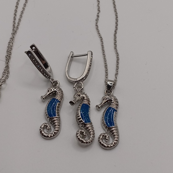 NWT Adorable Silver & Blue Dangling Boho Seahorse Necklace & Earrings Set!! - Picture 4 of 6